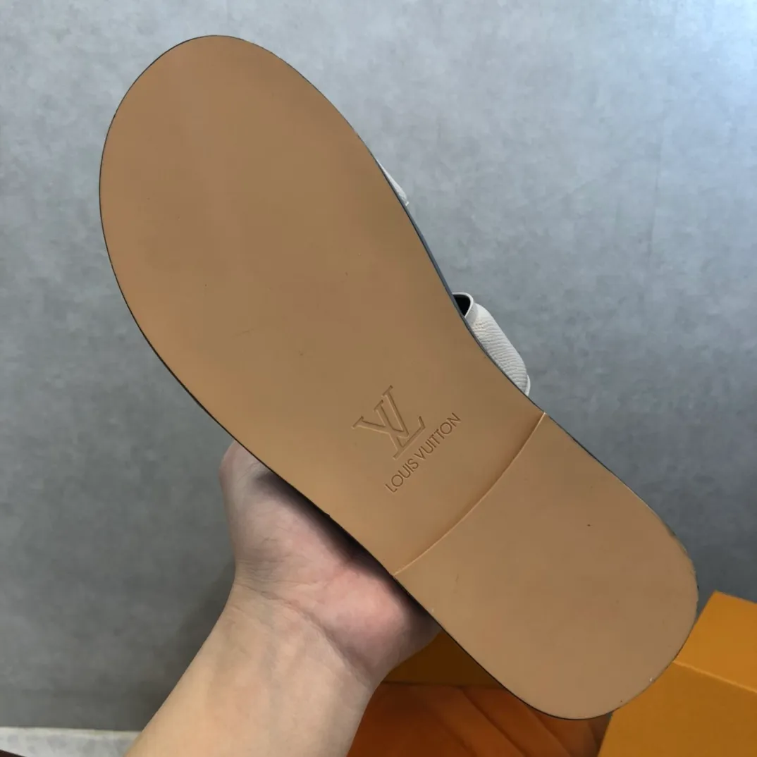 Factory price: 270💰LV counters are selling new brand luxury men's slippers, casual, loose and comfortable. The must-have model in the picture above [Happy][Happy], multiple colors available Size: 38-44, customized 45